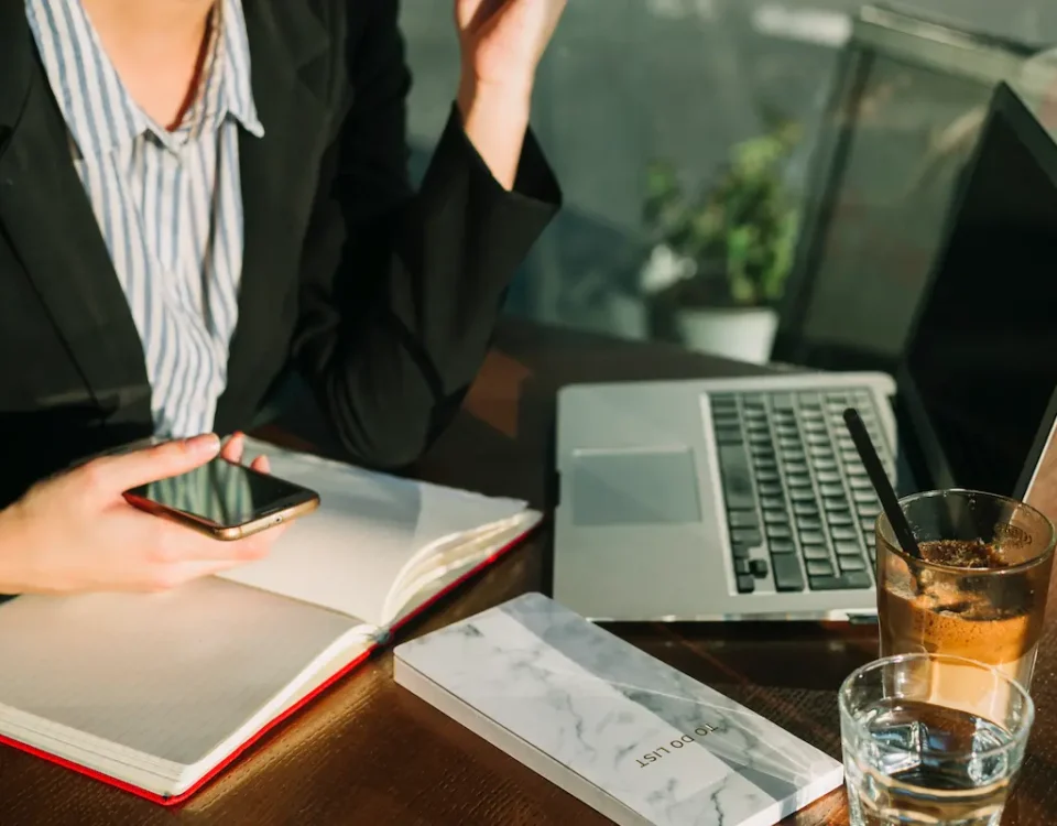 Marketing Jurídico: princípios, como funciona e o que fazer advogada realizando marketing jurídico