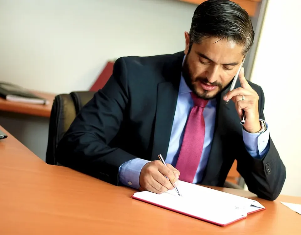advogado realizando um atendimento por telefone