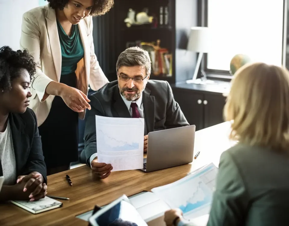 Sociedade de Advogados: o que é, como funciona e tipos advogados de uma sociedade de advogados discutindo