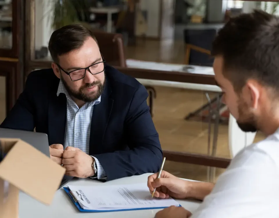 8 Técnicas de Negociação para Advogados homem aplicando técnicas de negociação para advogados