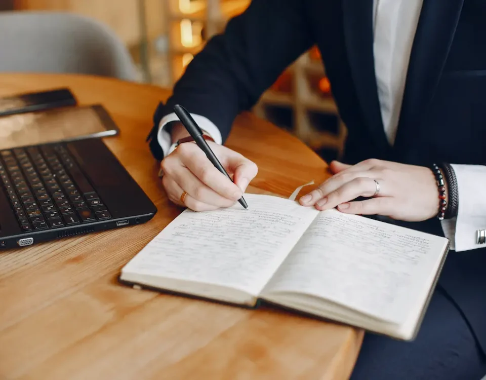 homem realizando anotação em uma agenda para advogado
