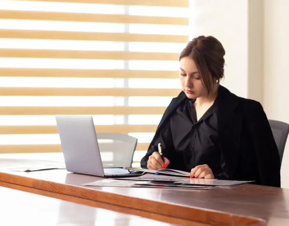 juiza preparando atendimento jurídico digital
