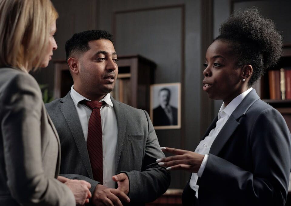 advogados realizando networking jurídico