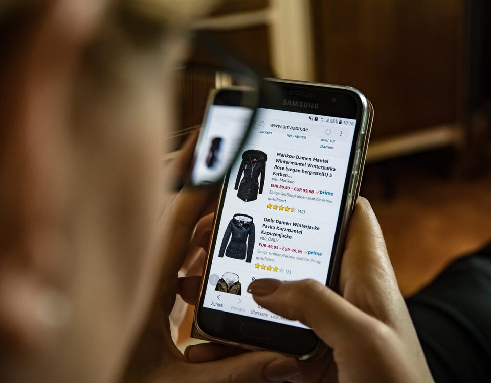 Direitos do Consumidor: guia completo e detalhado consumidor realizando uma compra online