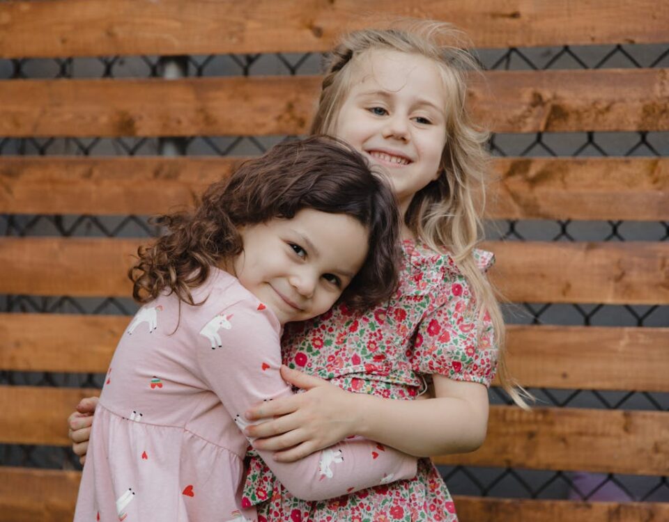 Normas e regulamentações para roupas infantis no Brasil meninas usando roupas que cumprem regulamentações para roupas infantis