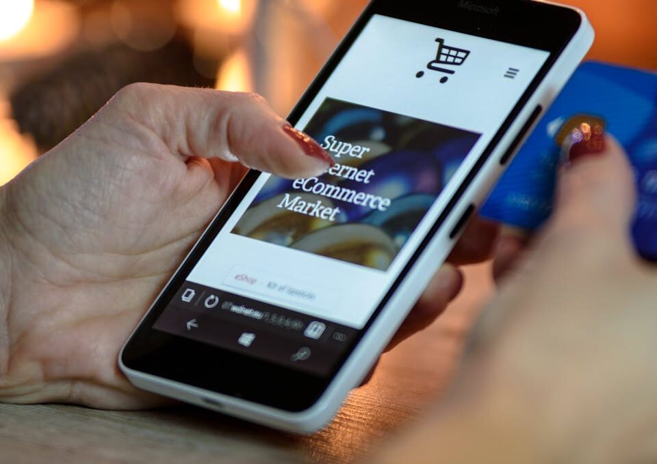 Direito em Ofertas e Promoções: dicas para o consumidor consumidor vendo direito em ofertas em promoções