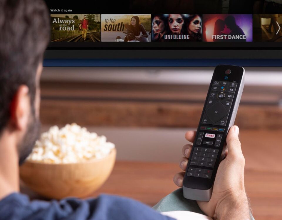 Teste IPTV 6 Horas na Barba Negra tv com o Aplicativo Lord TV Turbo: Descubra Como Liberar IPTV Grátis homem assistindo iptv