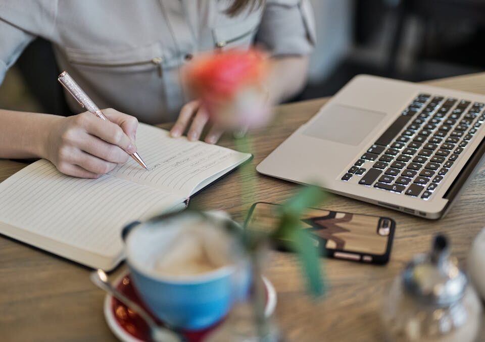 Marketing de Conteúdo para Advogados: como fazer mulher fazendo marketing de conteudo para advogados