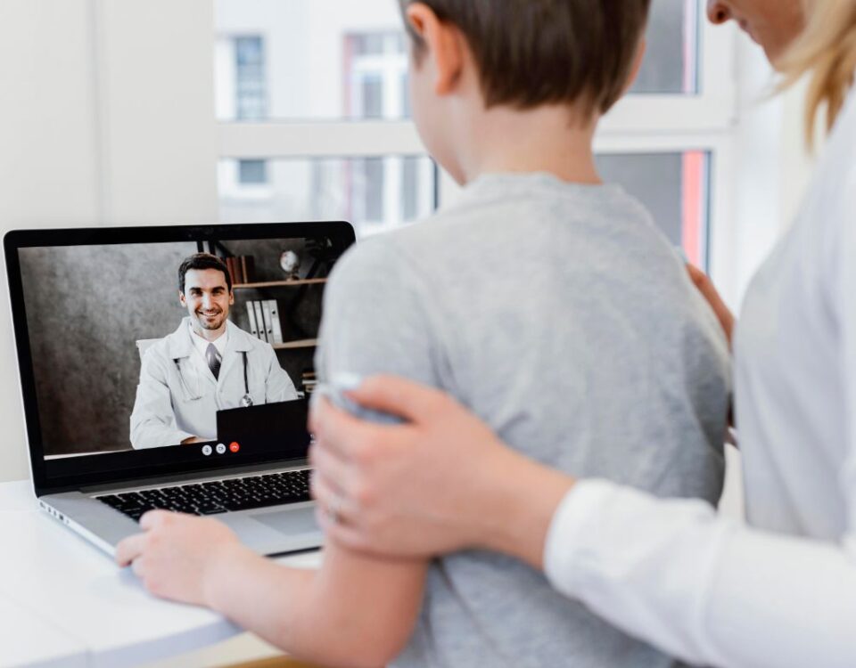 paciente realizando consulta pediátrica