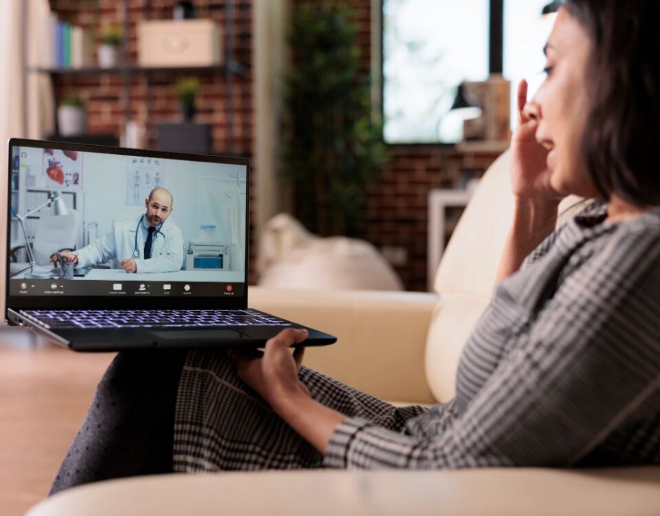 paciente realizando consulta por telemedicina