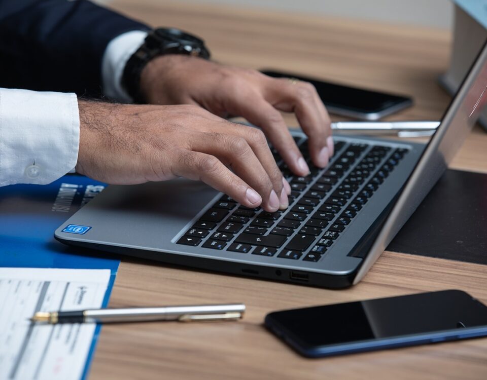 Regulações Jurídicas no Entretenimento Digital 16 advogado acessando site de entretenimento digital