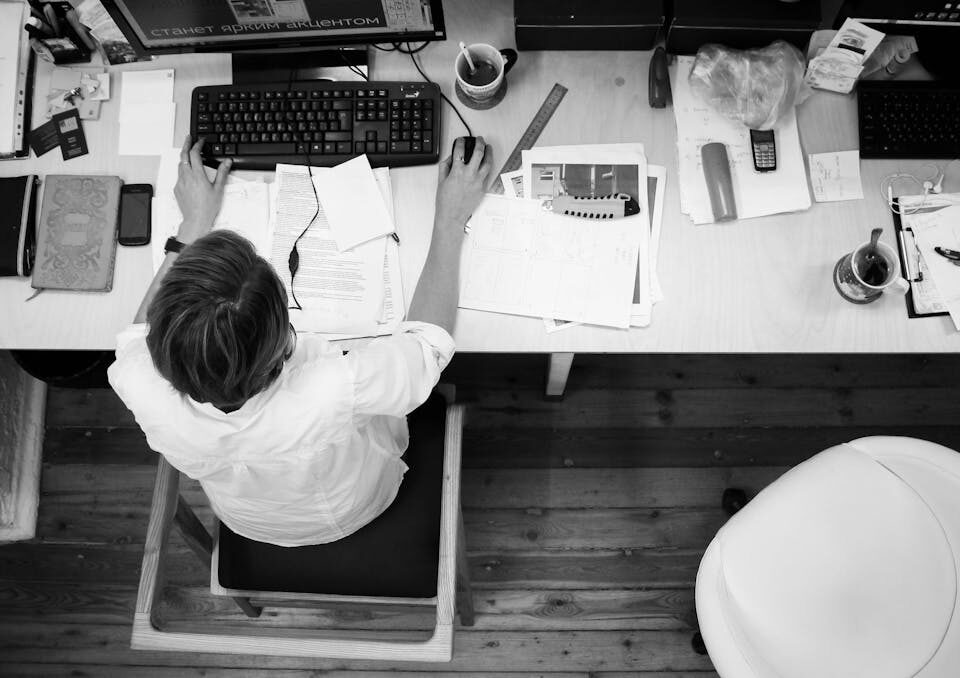 Mudanças na Reforma Trabalhista e impacto para o trabalhador homem trabalhando sob reforma trabalhista