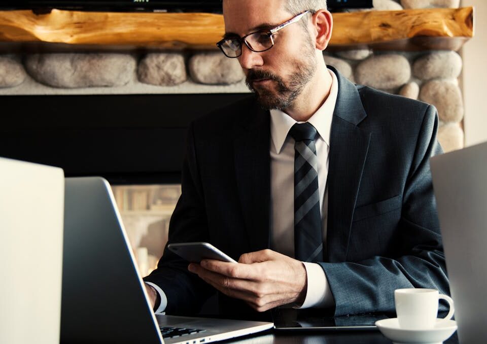 Criar um site pode ajudar advogados a conquistar clientes advogado acessando site para advogados