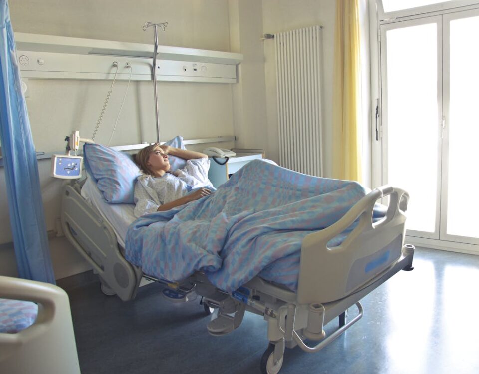 Direitos e Deveres do Paciente: quais são? mulher aguardando direitos e deveres do paciente segundo as leis da medicina