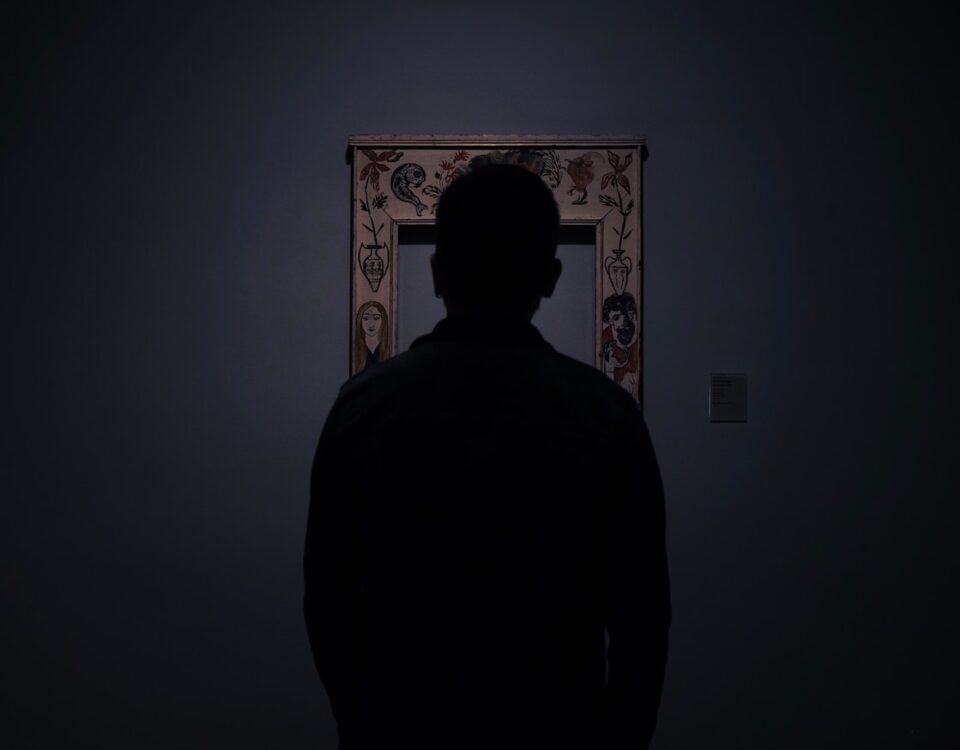 homem avaliando os direitos autorais de uma obra de arte