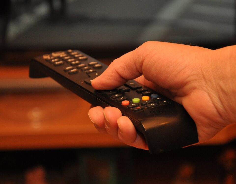 Aspectos Legais do Uso de IPTV no Brasil pessoa utilizando iptv