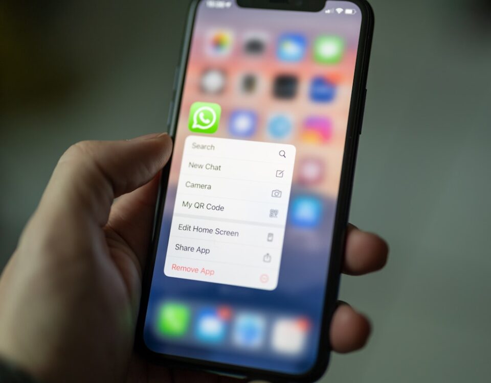 Dicas de Segurança ao Usar Aplicativos de Mensagens Modificados person holding black android smartphone