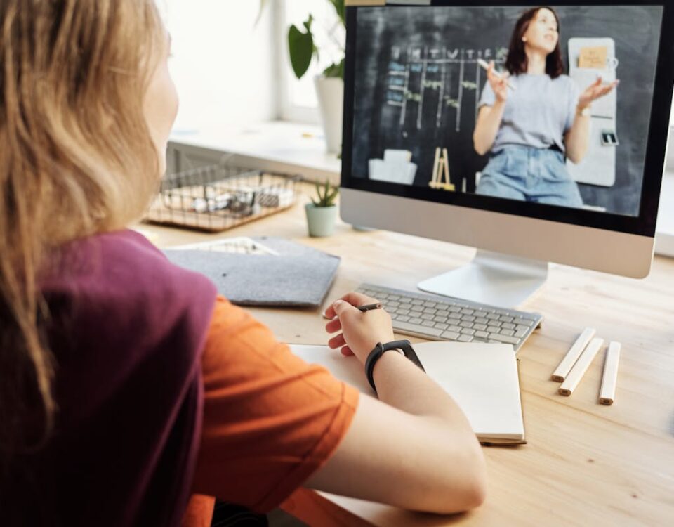 Regulamentação do ensino superior a distância Photo of Girl Watching Through Imac