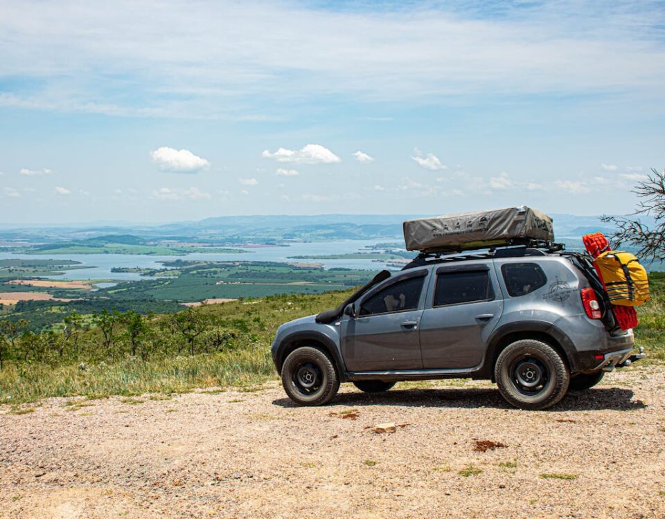 Direitos e deveres dos turistas em passeios por cidades brasileiras SUV with Tent on Rooftop