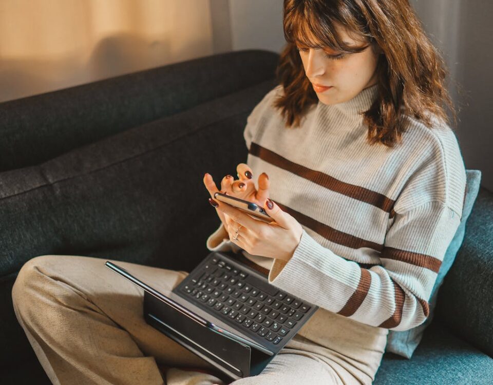 Cursos profissionalizantes: o que a lei diz sobre certificados Woman Relaxing with Laptop