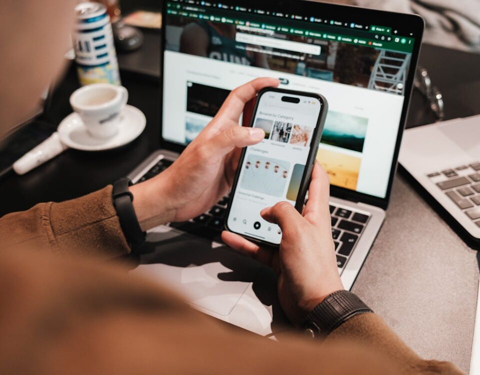 Aspectos legais da publicidade online: O que você precisa saber Hands Holding and Using Smartphone