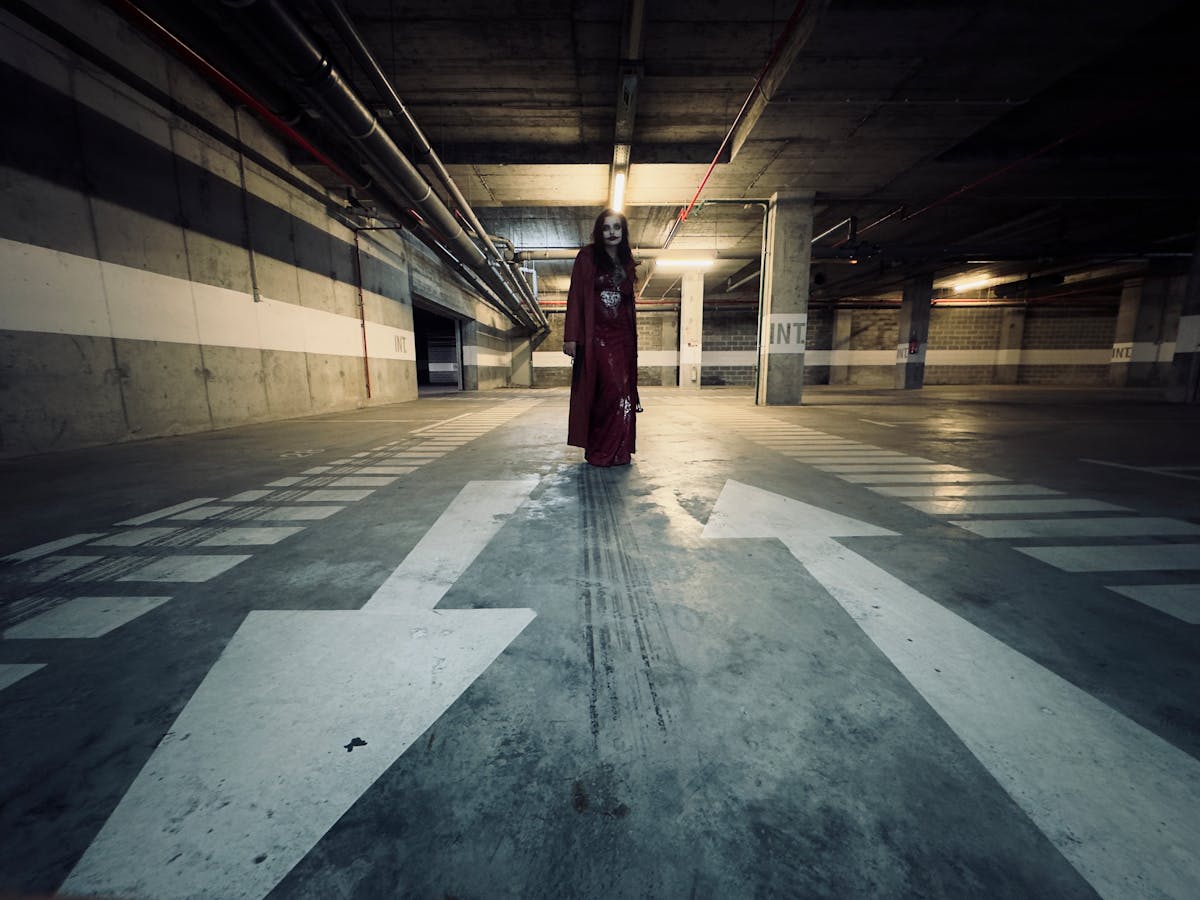 Direitos autorais de lendas urbanas: entenda as regras Woman in Halloween Costume