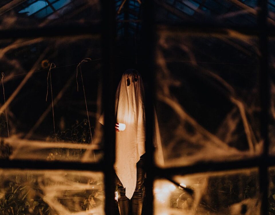 Direitos autorais de lendas urbanas: entenda as regras Cloth behind Window in Darkness