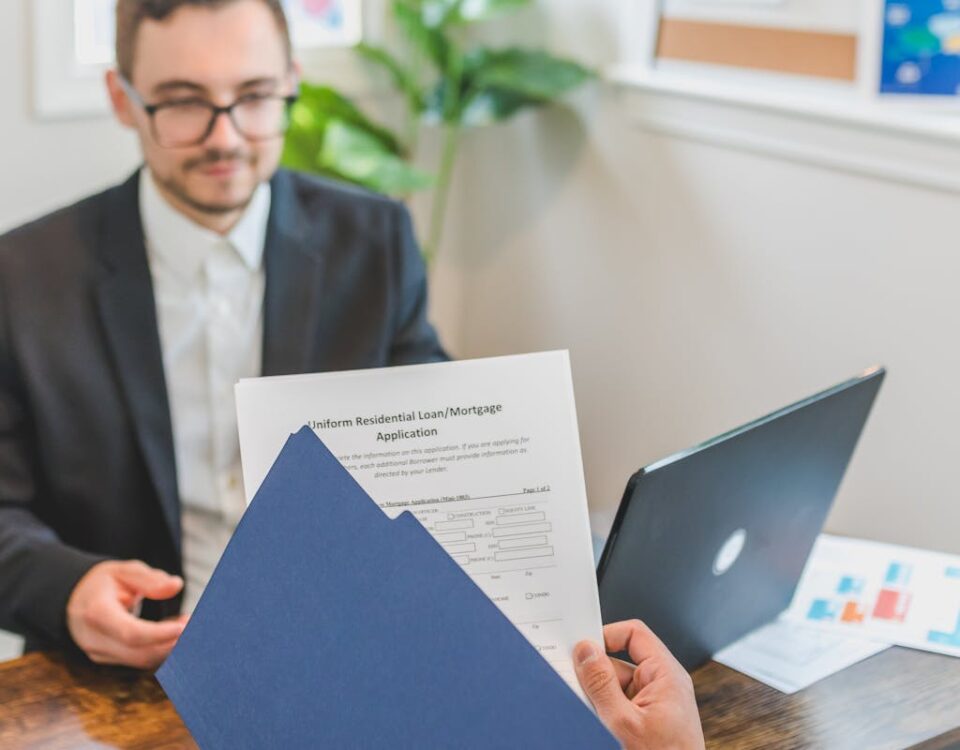 Documentos essenciais ao comprar um imóvel A Person Holding Loan Documents