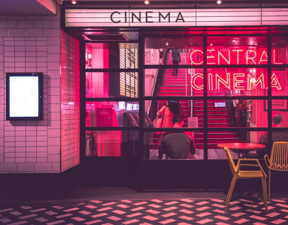 Direitos autorais em adaptações: o que muda ao transformar livros em filmes? photography of Cinema