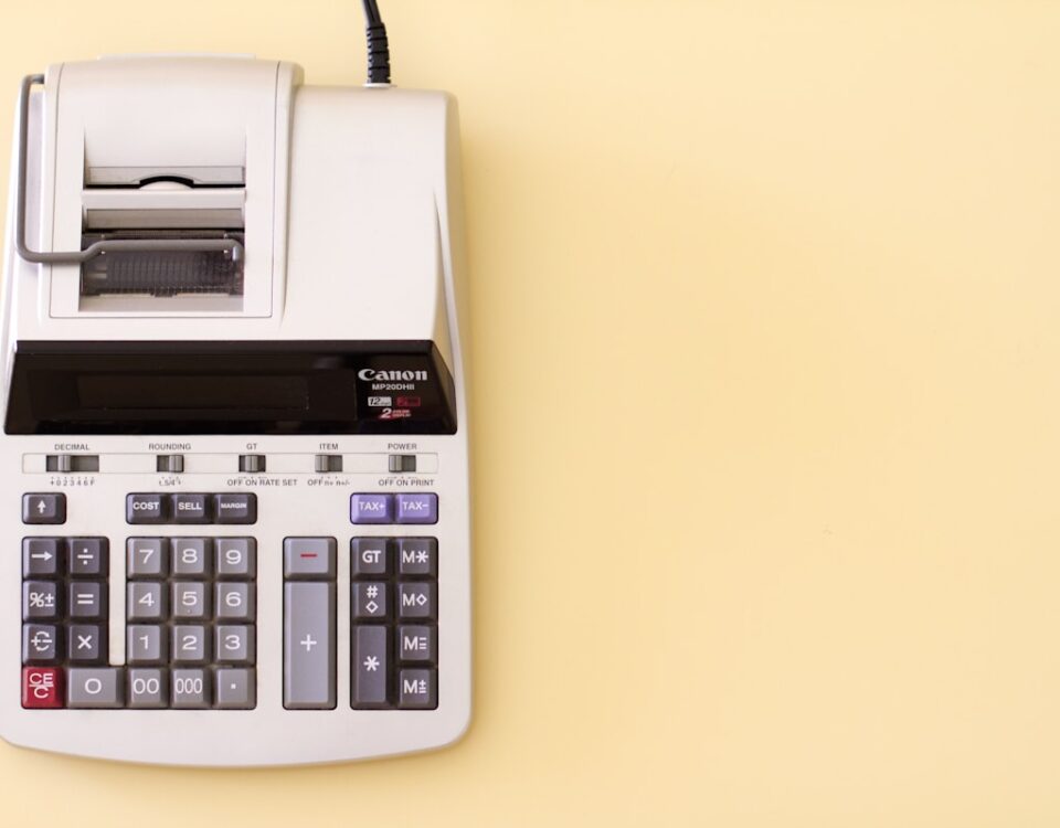 Incentivos fiscais em MT: como empresários podem se beneficiar white Canon cash register