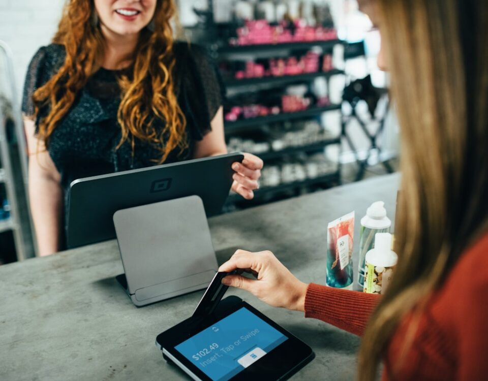 Cartões de crédito corporativos: aspectos legais a considerar woman holding magnetic card