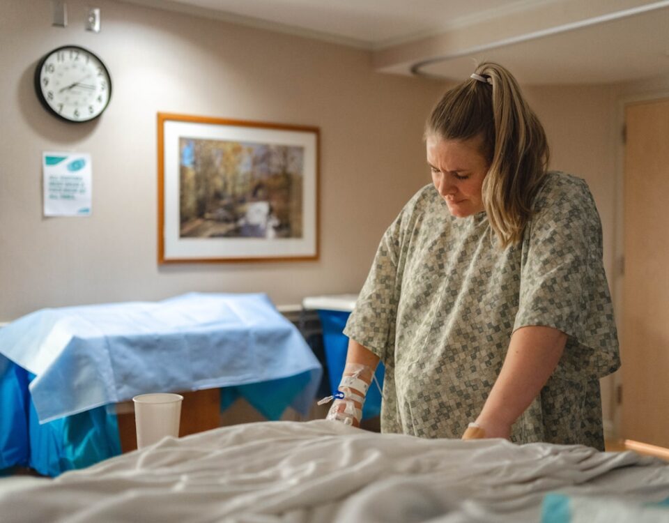 Direitos da gestante na cesárea e no acompanhamento pré-natal woman in gray and white floral shirt sitting on bed