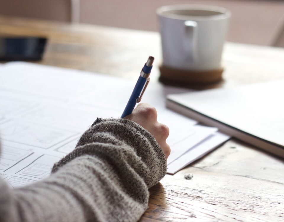 Como cursos livres podem contribuir para a formação jurídica person writing on brown wooden table near white ceramic mug
