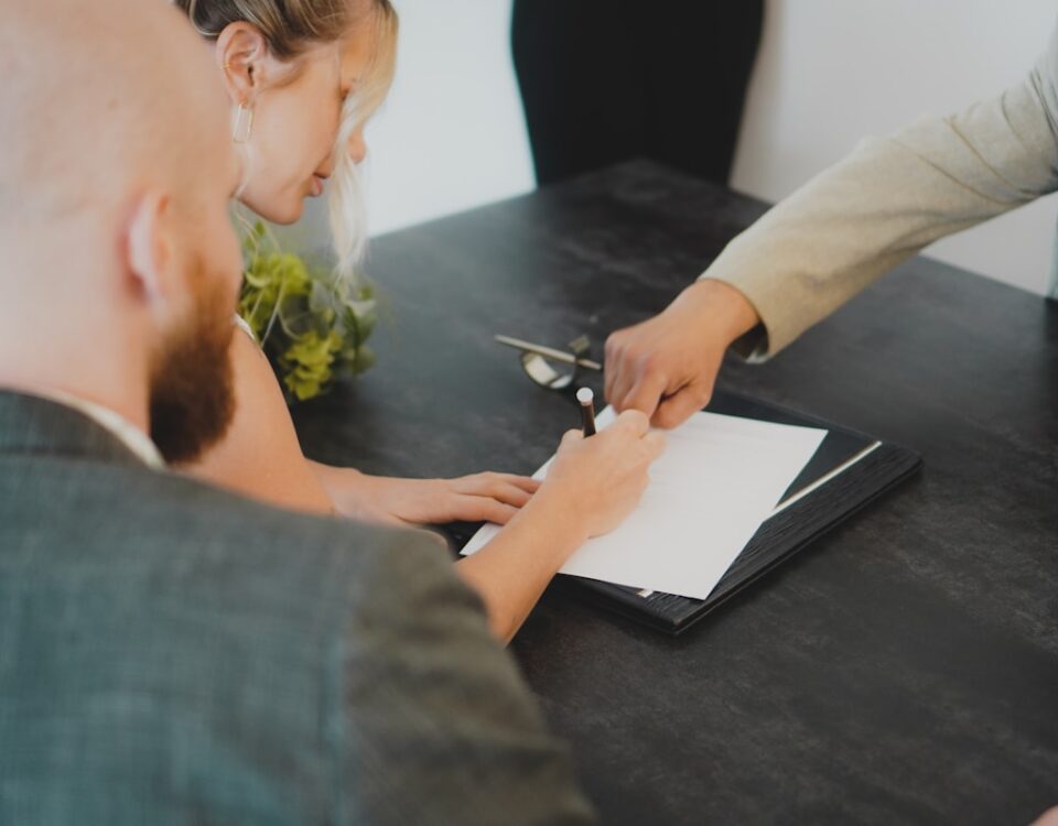 Direitos e deveres no contrato de empréstimo consignado a woman showing a man something on a tablet