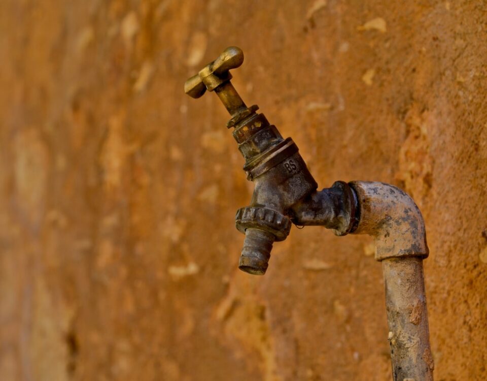 Direitos do consumidor ao contratar serviços hidráulicos selective focus photography of brown faucet