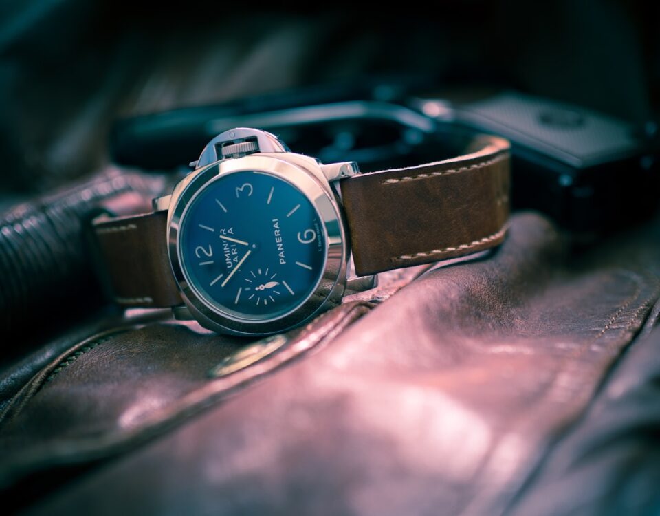 O que diz a legislação brasileira sobre posse de armas selective-focus photography of black chronograph watch