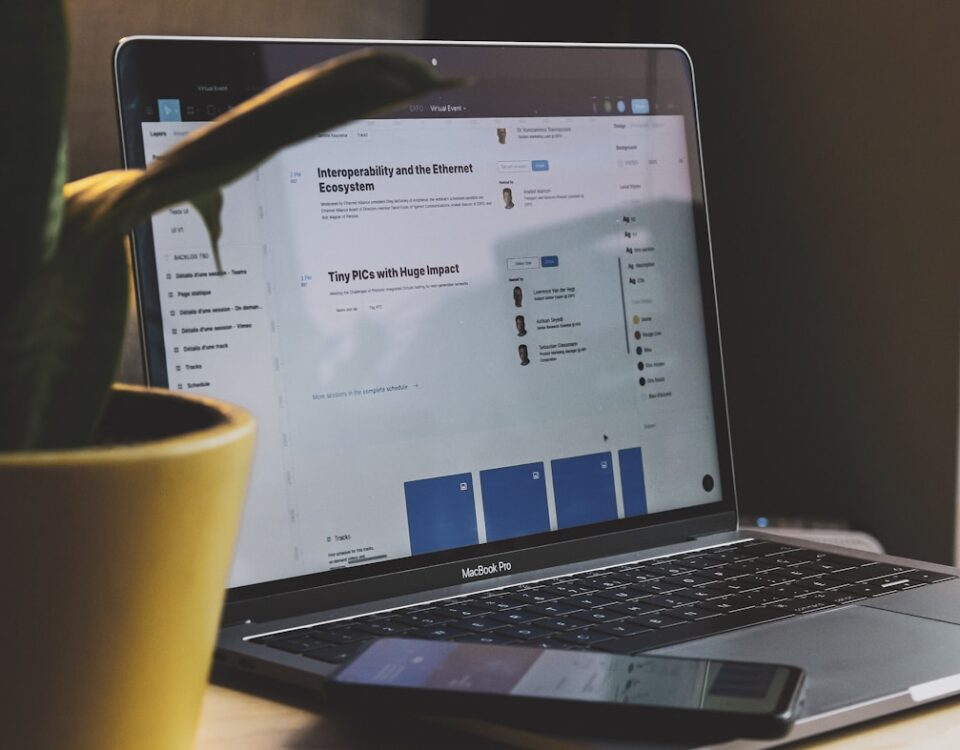 Requisitos legais para armazenar dados em backup em nuvem black and silver laptop computer beside yellow ceramic mug