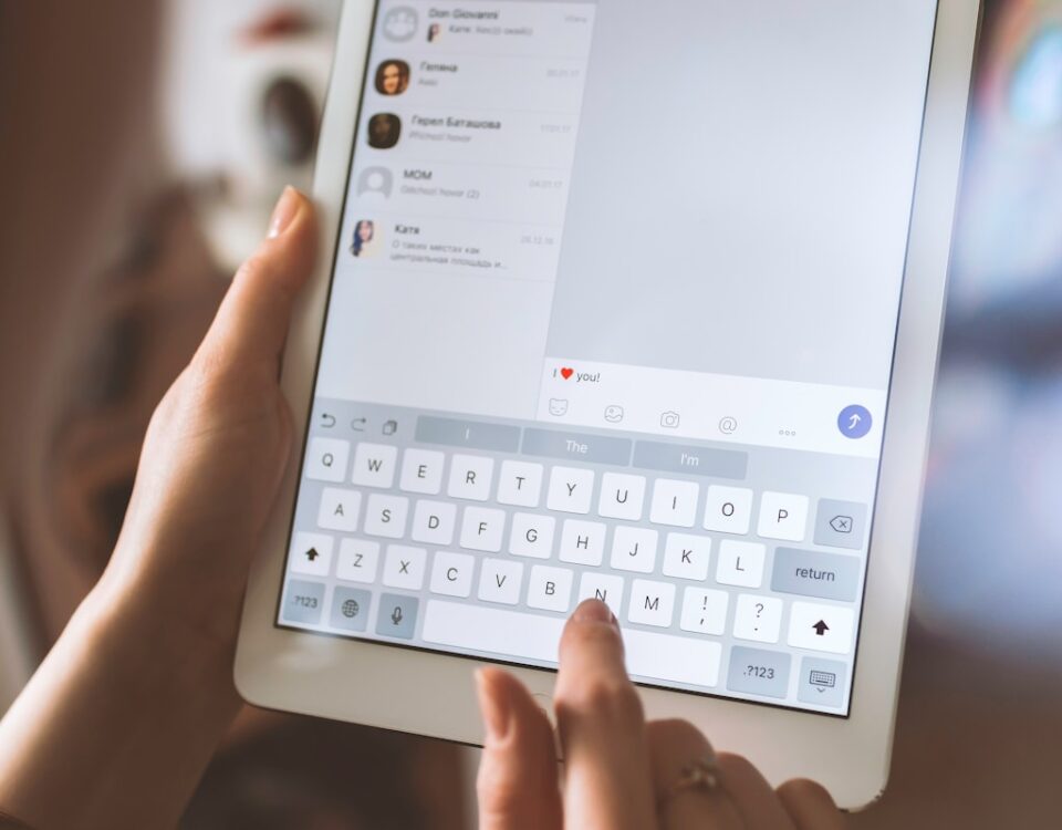 Limites legais do uso de robôs em atendimento no Whatsapp person using white iPad