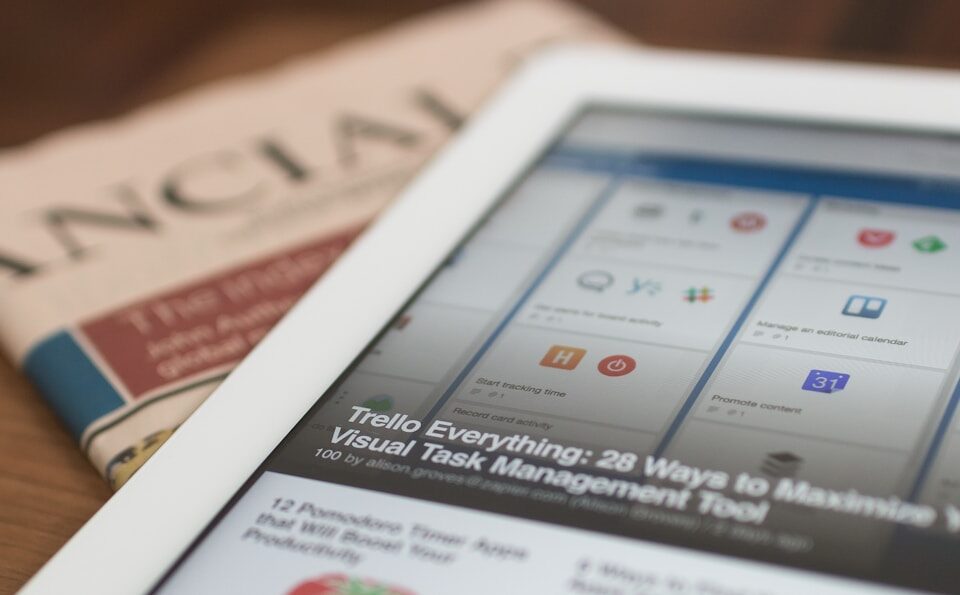 Questões jurídicas no compartilhamento de notícias online white tablet computer on top of newspaper