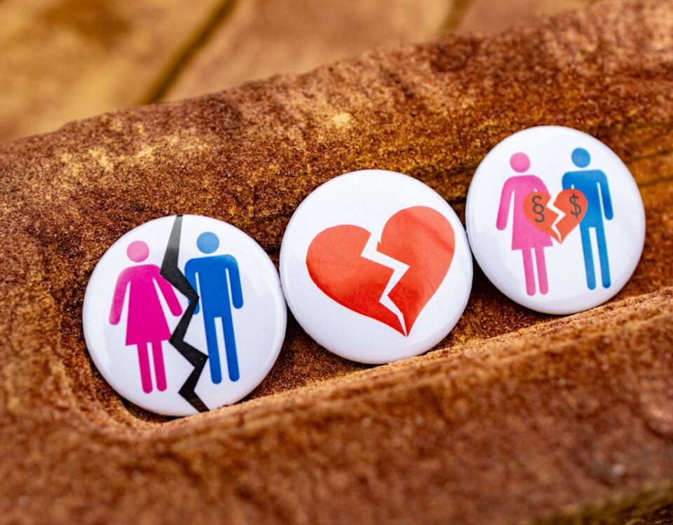 Como funciona a união estável com separação total de bens? Veja! Three buttons with people and a broken heart on them