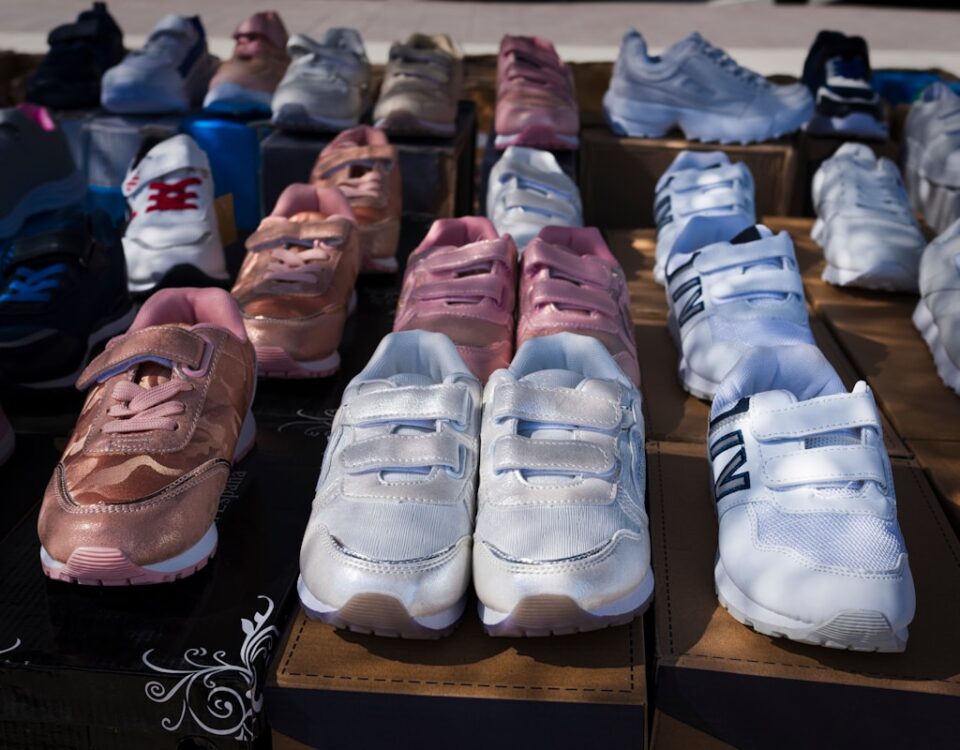 Normas legais para fabricação de roupas infantis a person lying on a shelf with shoes on it