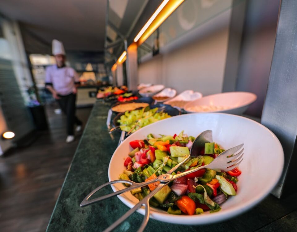 Contratos de buffet: O que não pode faltar? A colorful salad on a buffet table in a restaurant, emphasizing freshness and variety.