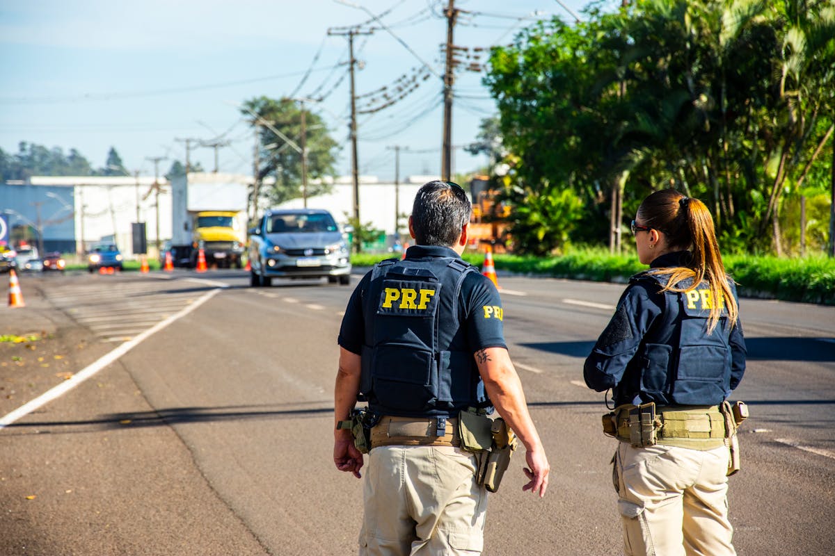 PRF officers monitoring traffic on a sunny day in Londrina, Brazil.