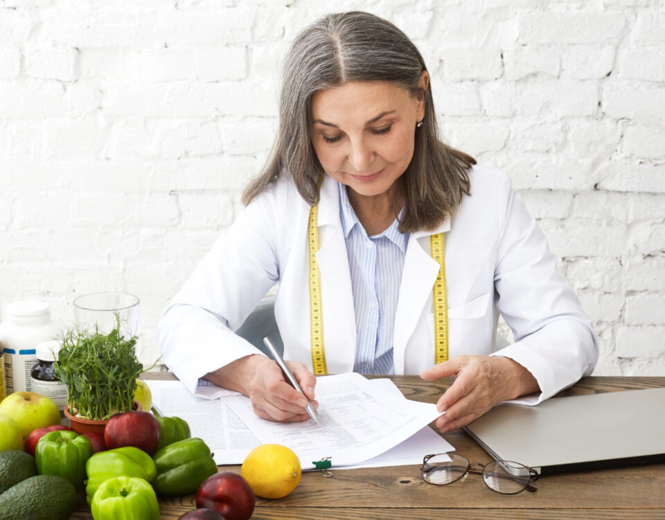 Nutrólogo pode prescrever remédios? Entenda os limites legais Nutrólogo pode prescrever remédios? Entenda os limites legais