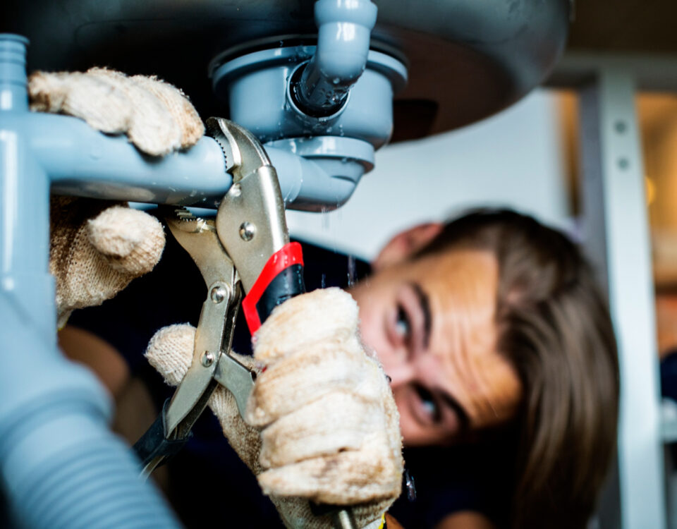 Quem paga por danos causados por entupimentos no prédio? Quem paga por danos causados por entupimentos no prédio?