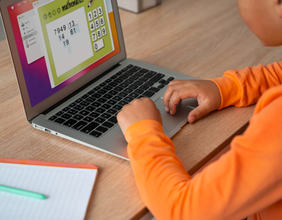 Direitos autorais e licenciamento de código aberto em projetos web escolares