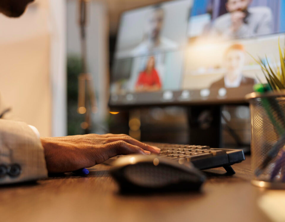 Monitoramento no trabalho: onde termina a gestão e começa o abuso