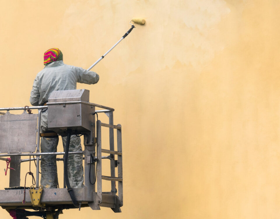 Quem responde por danos durante a pintura do prédio?