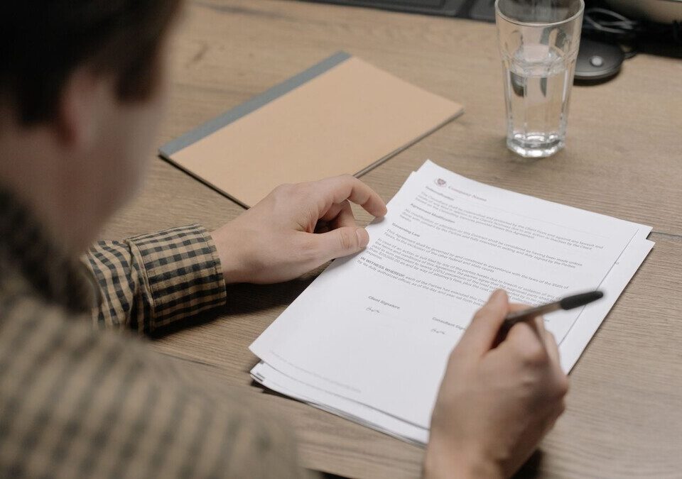 Pessoa analisando cláusulas de contrato