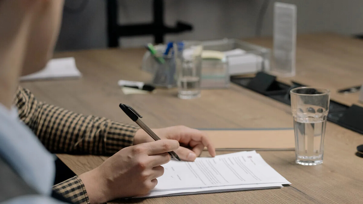 Pessoa assinando contrato de empresa